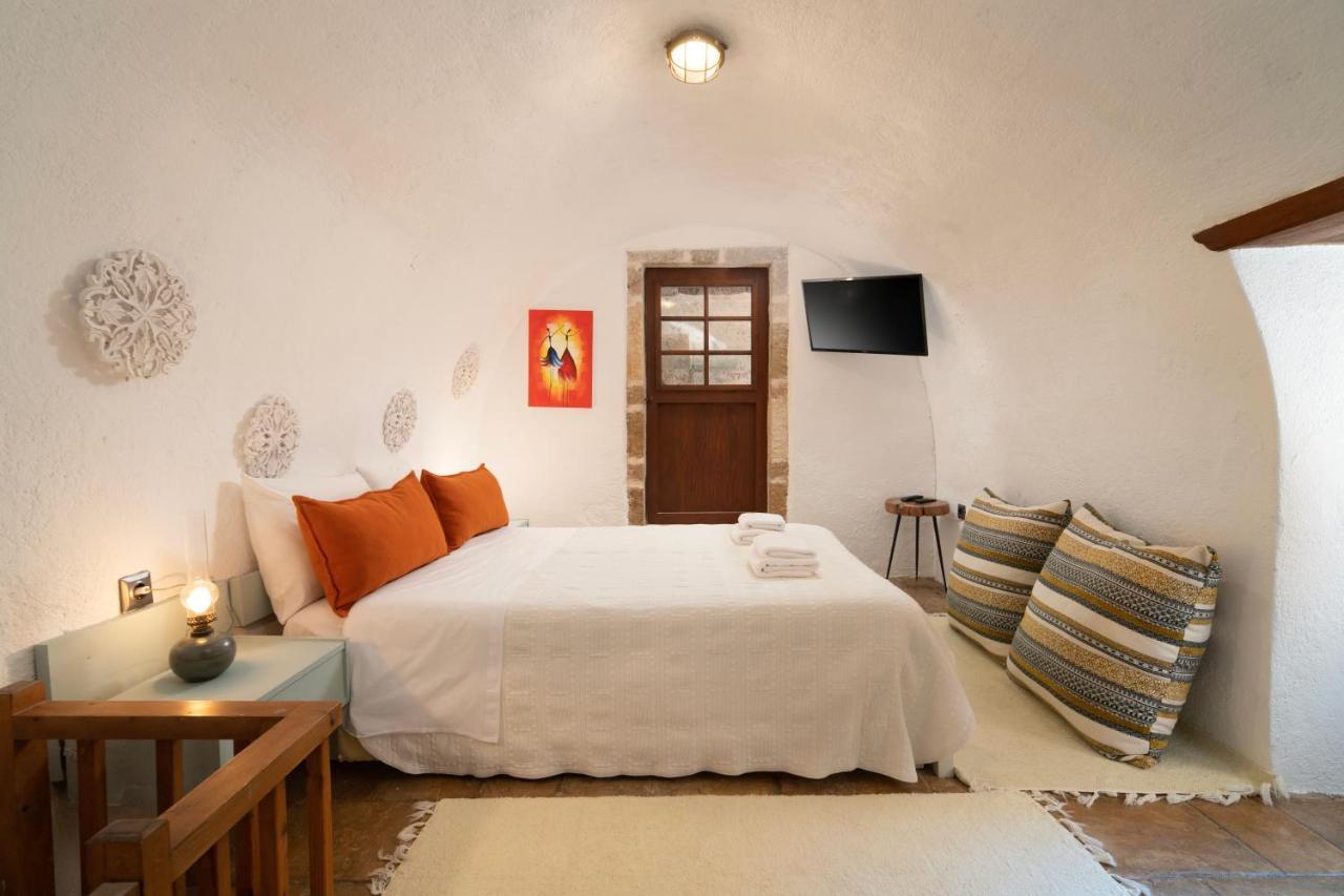Menexes Suites Monemvasia Extérieur photo